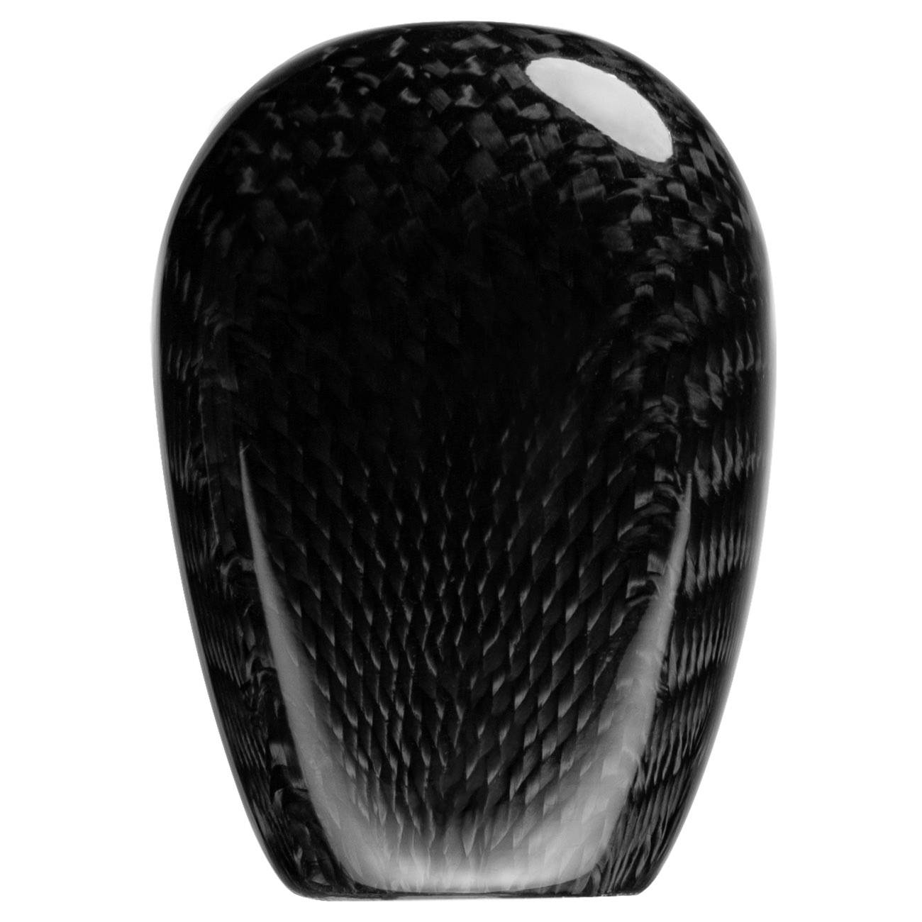 Nahaufnahme einer glänzenden schwarzen Kohlefaser-Schale oder -Gehäuse, abgerundete rechteckige Form mit reflektierenden Highlights auf weißem Hintergrund.