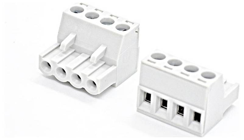 Zwei weiße Elektrokabelverbindungsblöcke mit mehreren Schraubklemmen, gezeigt vor einem einfachen Hintergrund.