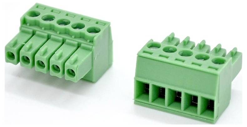 Zwei grüne steckbare Klemmleisten-Stecker auf weißem Hintergrund, einer im Winkel angebracht, um Schraubklemmen zu zeigen, und einer von vorne mit Steckplatz-Öffnungen.