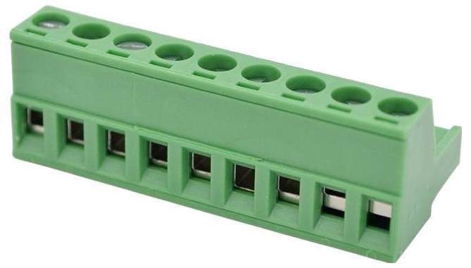 Grüner Mehrfach-Schraubklemmen-Steckverbinder mit sieben Drahteinführungslöchern und seitlich angebrachten Stiftkontakten