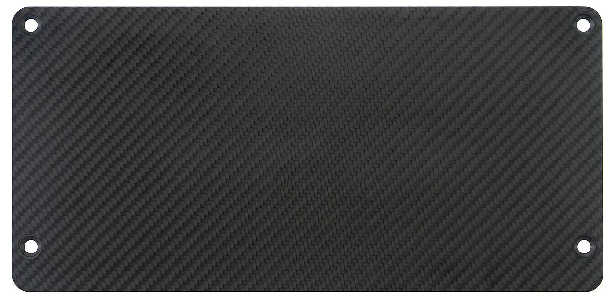 Schwarzes rechteckiges Kohlefaser-Panel mit abgerundeten Ecken und vier Befestigungslöchern, gezeigt auf weißem Hintergrund.