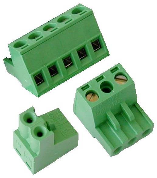 Drei grüne elektrische Klemmleisten/Steckverbinder auf weißem Hintergrund, jeweils mit Schrauföffnungen für Drahtverbindungen.