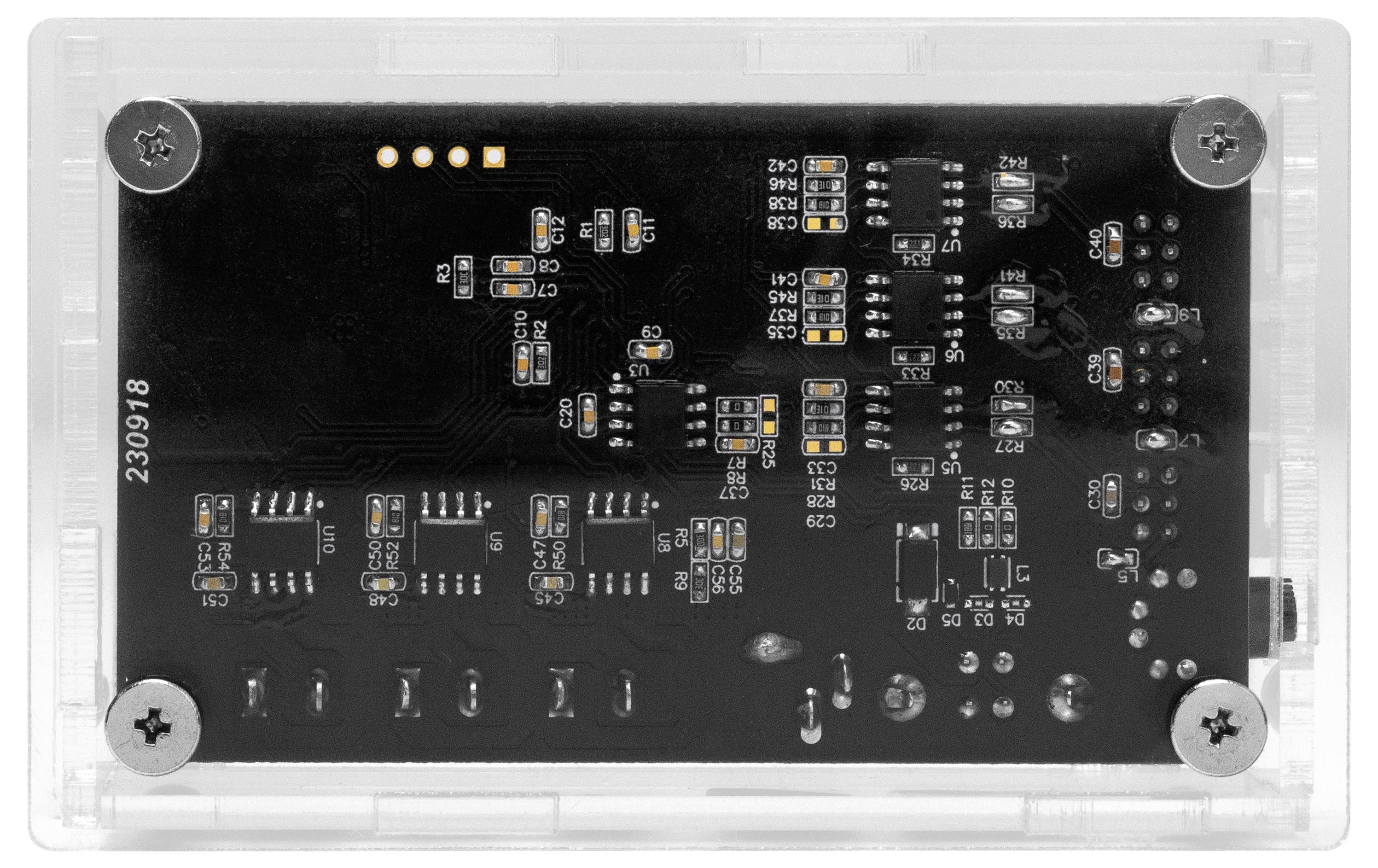 Elektronische Leiterplatte in einem durchsichtigen Kunststoffgehäuse montiert, mit vielen oberflächenmontierten Komponenten, Steckverbindern und vier Eckschrauben.