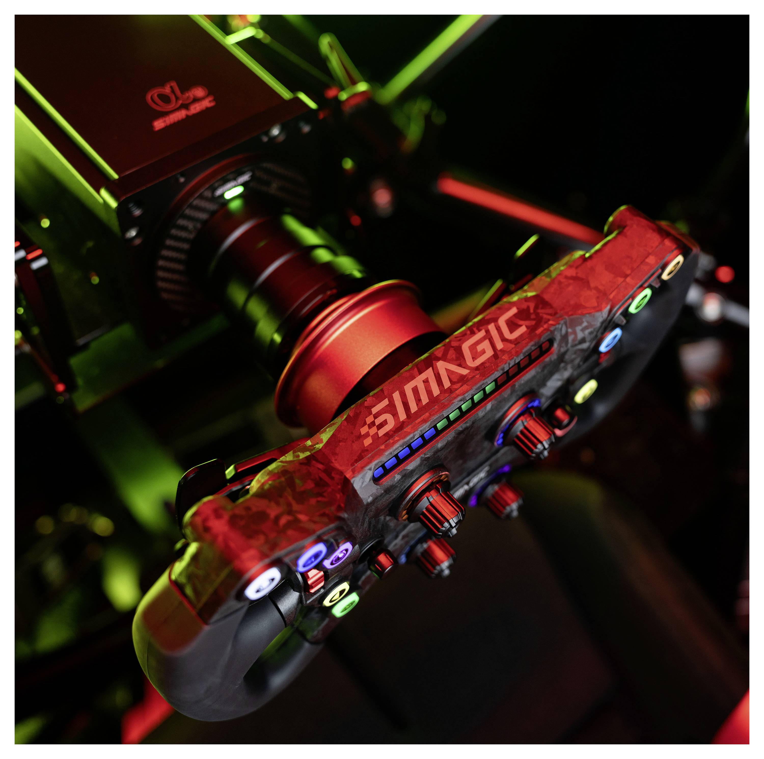 Roter Gaming-Controller auf einem Desktop-Gaming-Setup montiert, beleuchtet durch rote und grüne Neon-Akzente, mit 