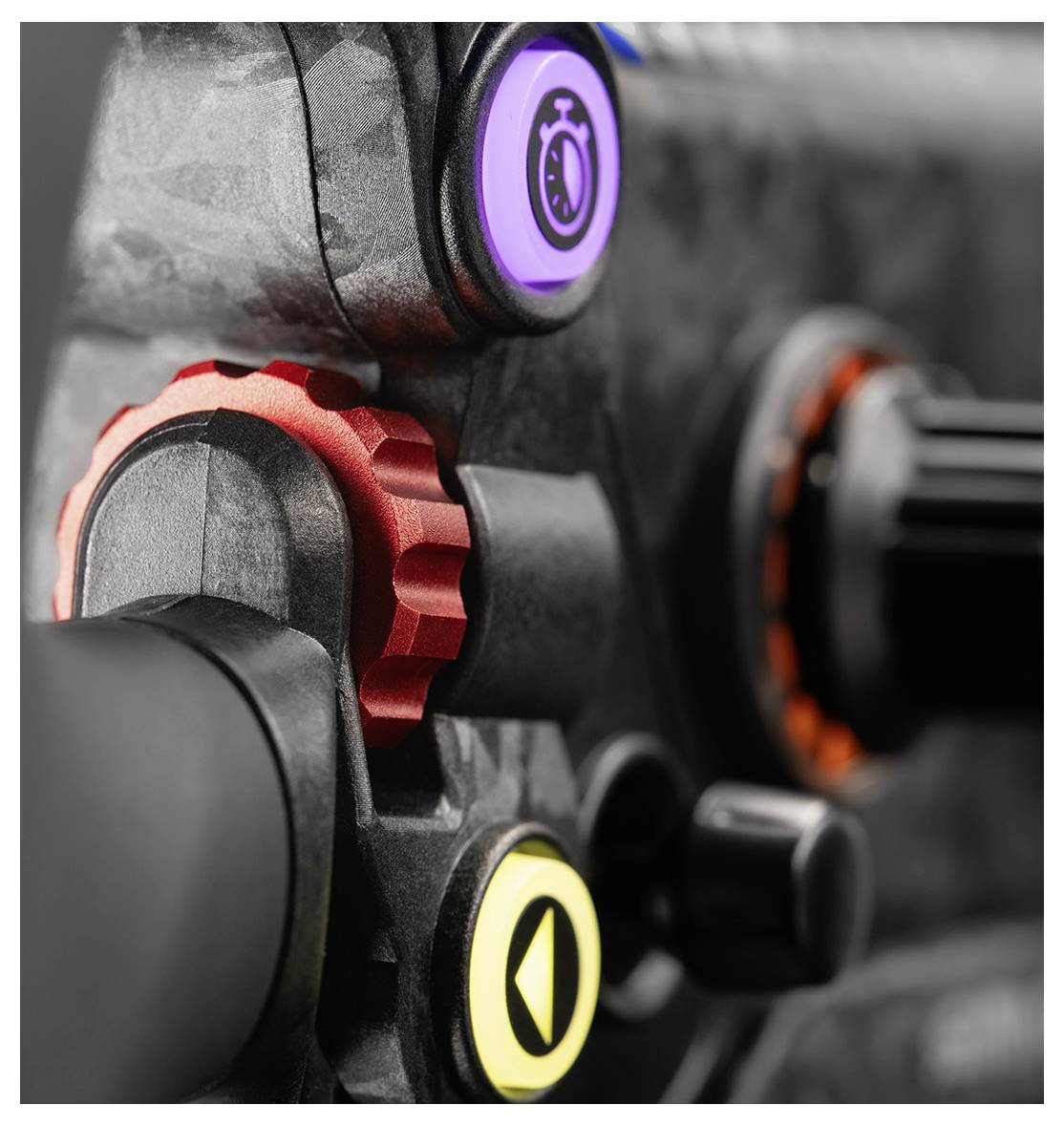 Nahaufnahme eines Spielcontrollers mit strukturierten Analogsticks und farbigen Tasten, einschließlich eines roten Drehreglers und violetten, gelben und orangefarbenen Bedienelementen.