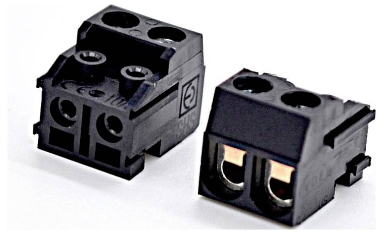 Zwei schwarze elektrische Klemmleisten/Steckverbinder nebeneinander auf weißem Hintergrund, jeweils mit Drahteinführungslöchern und Schraubklemmen.