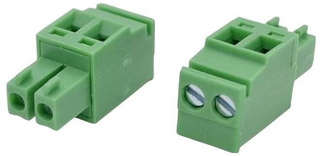 Grüner zweipoliger elektrischer Steckverbinder, von vorne und hinten dargestellt mit Schraubklemmen und Steckkontakten.