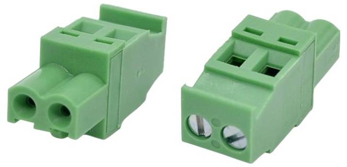 Zwei grüne zweipolige Elektroklemmenblöcke nebeneinander dargestellt, mit sichtbaren Schraubklemmen am rechten Anschlussblock.