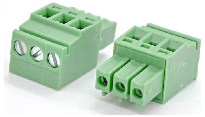 Zwei grüne 3-polklemmen für den Anschluss von Elektrokabeln, dargestellt auf weißem Hintergrund.
