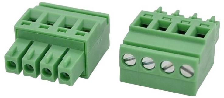 Zwei grüne steckbare Klemmleistenverbinder mit Schraubklemmen, nebeneinander angeordnet.