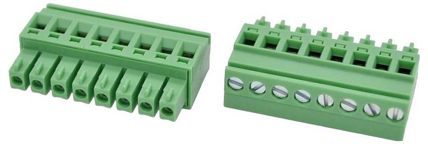 Zwei grüne Schraubklemmleisten-Steckverbinder von vorne und von der Seite gezeigt, mit mehreren Drahteinführungsstellen und Schraubklemmen.