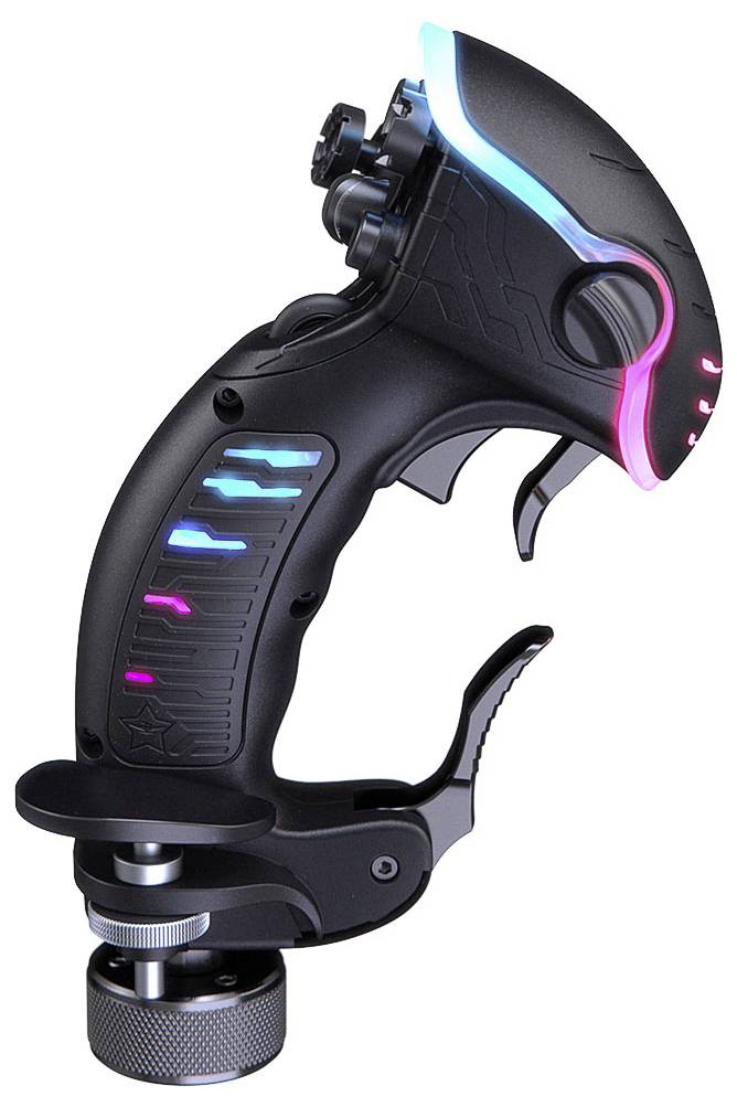 Schwarze Gaming-Maus mit blauer und rosa RGB-Beleuchtung, montiert in einer Metallklemme oder Basis auf weißem Hintergrund.