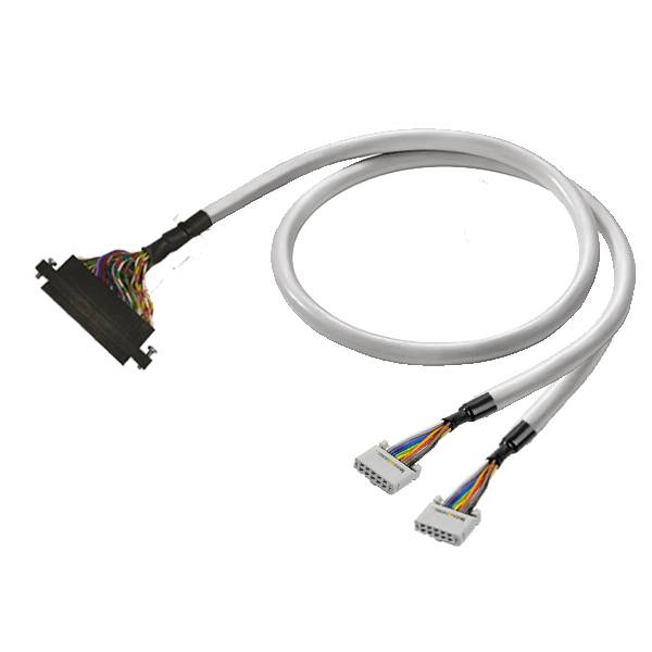 Weiße Kabelgarnitur mit einem schwarzen Stecker an einem Ende und zwei mehrfarbigen Steckverbindern am anderen Ende, aufgerollt auf weißem Hintergrund.