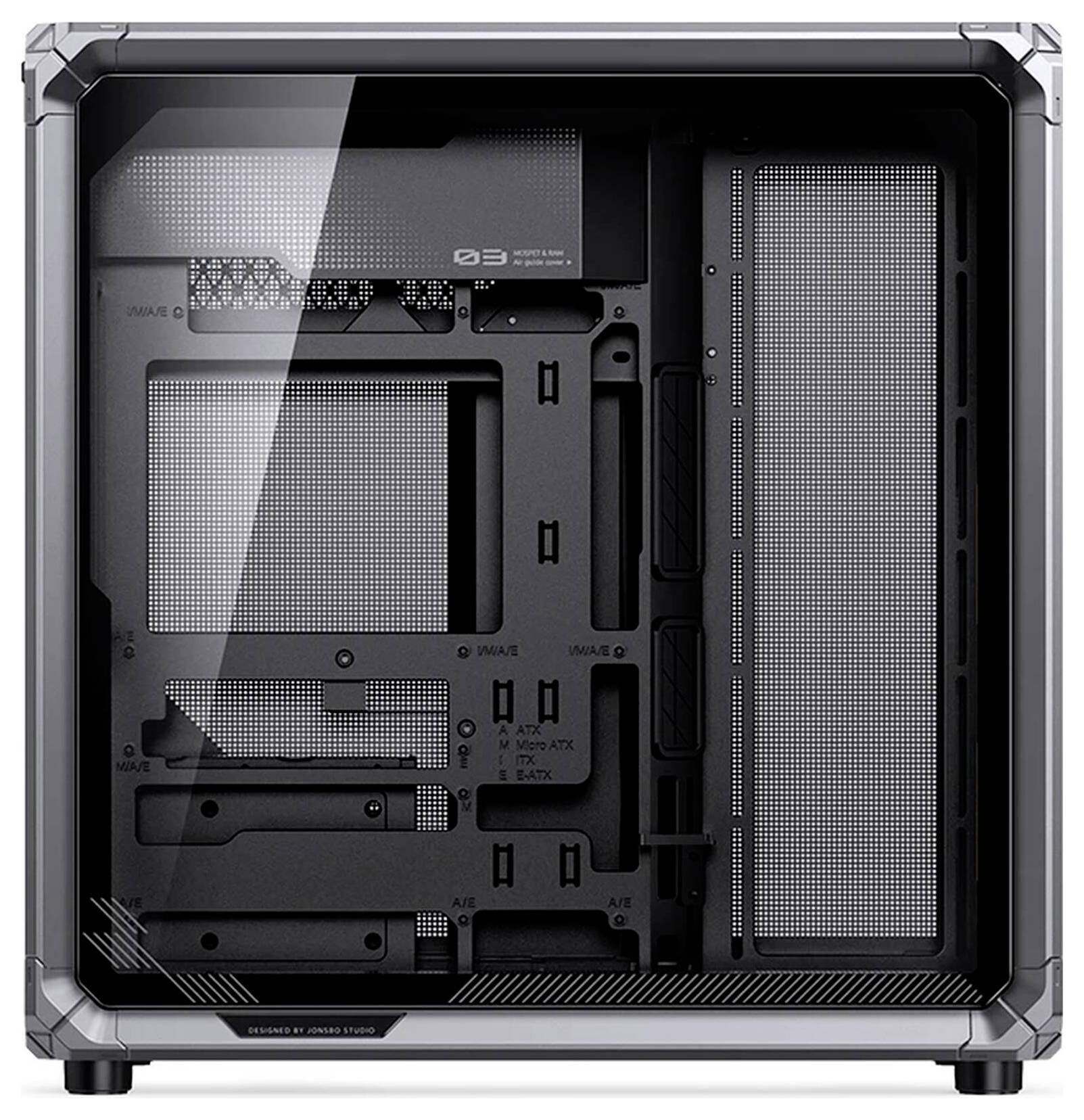 Leeres Computergehäuse-Inneres mit Motherboard-Träger, Kabelausschnitten und Mesh-Seitenpaneelen in einem schwarzsilbernen Chassis.