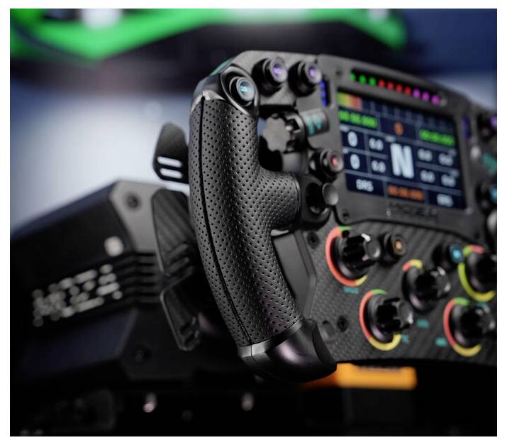 Nahaufnahme eines Rennsimulatoren-Lenkrads mit digitaler Anzeige, Tasten und Drehreglern, die auf einem Cockpit-Setup montiert sind.