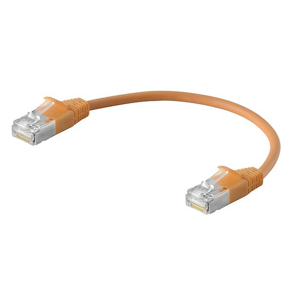 Oranges Ethernet-Kabel mit RJ45-Steckern an beiden Enden, dargestellt auf weißem Hintergrund.