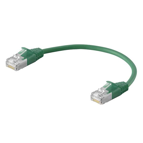 Grünes Ethernet-Patchkabel mit RJ45-Steckern an beiden Enden, gekrümmt auf weißem Hintergrund.