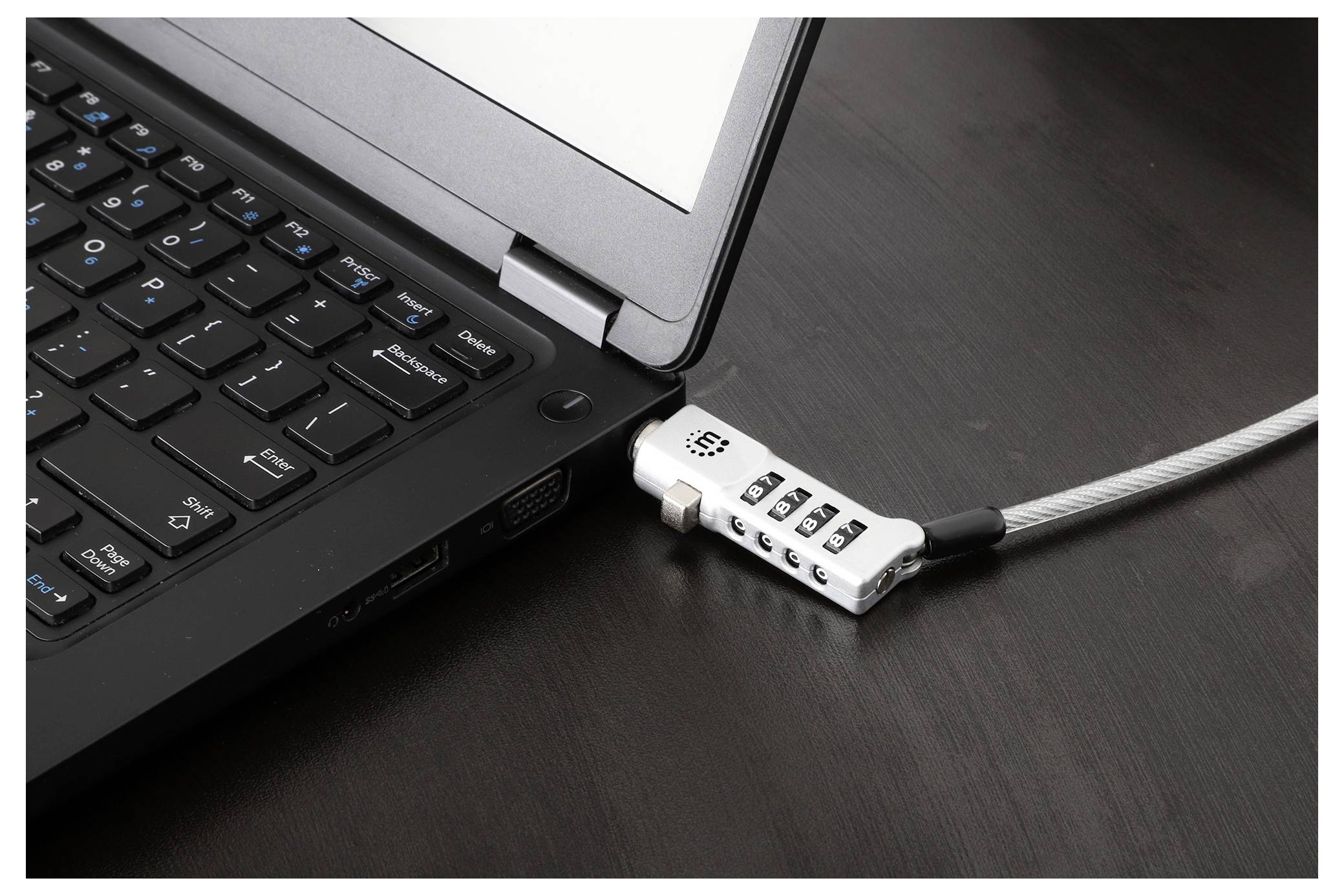 Laptop, das mit einer Schreibtischkabelsperre mit Zahlenkombinationsschloss verbunden ist, das den Computer am Tisch sichert.