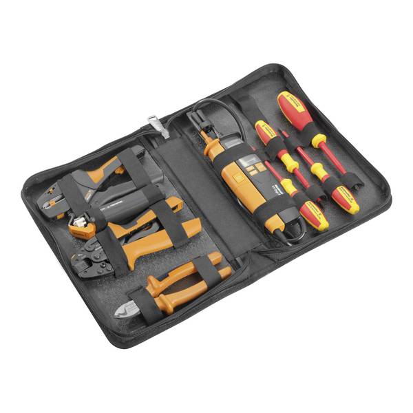 Werkzeugkasten mit isolierten elektrischen Handwerkzeugen öffnen, einschließlich Zangen, einem Kabelschneider, einem Crimpwerkzeug und mehreren Schraubendrehern.