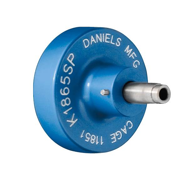 Blaue kreisförmige Industriekomponente mit Metallwelle, beschriftet mit „DANIELS MFG