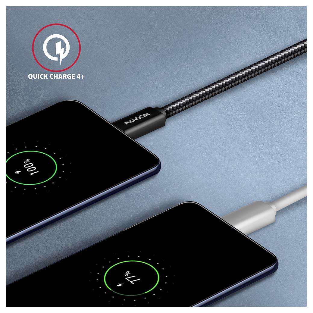 Zwei Smartphones, die mit Kabeln laden; eines zeigt 100% und das andere 77%, zusammen mit einem „Quick Charge 4+