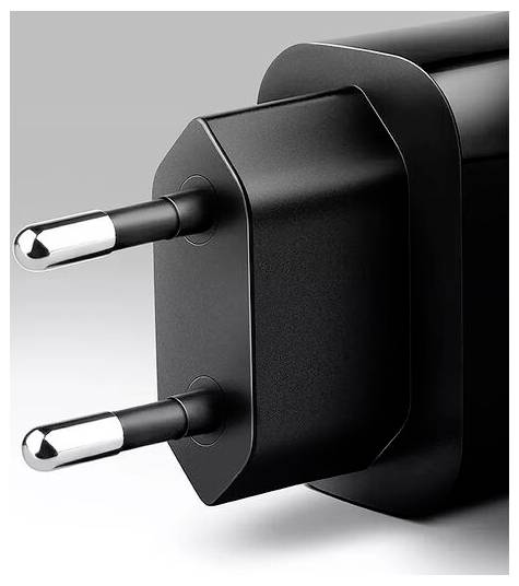 Nahaufnahme eines schwarzen zweipoligen Elektrosteckers mit silbernen Kontakten auf hellem Hintergrund.