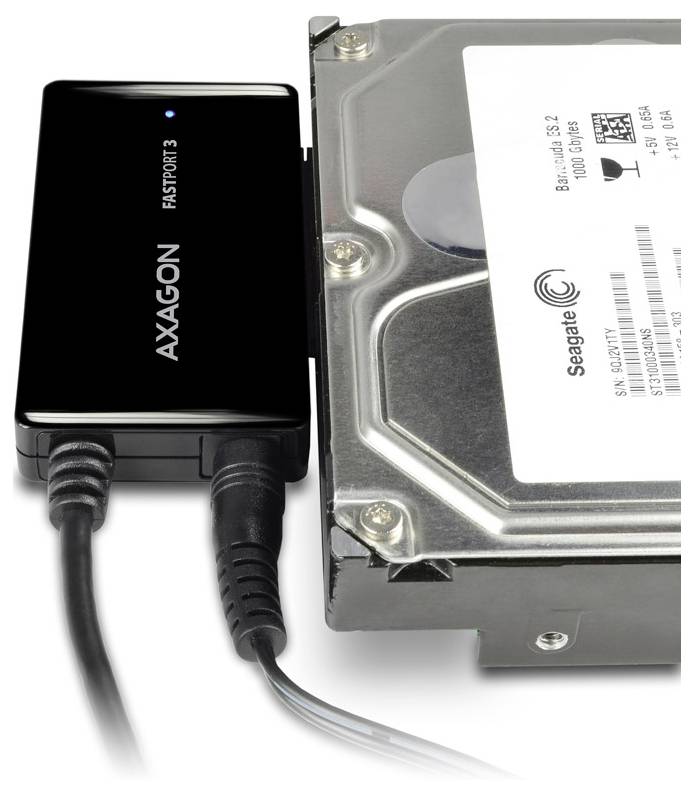 Externer Axagon Fastport 3 USB-Adapter verbunden mit einer Seagate-Festplatte mit zwei angeschlossenen Kabeln auf weißem Hintergrund