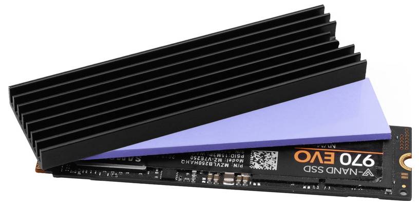 NVMe-SSD mit schwarzem Kühlkörper und blauem Wärmeleitpad oben, in Nahaufnahme dargestellt.