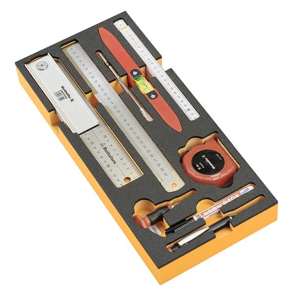 Verschiedene Messwerkzeuge in einem orangefarbenen Koffer mit Schaumstoffauskleidung, einschließlich Lineale, einer Wasserwaage, einem Stahlmaßstab und Schreibinstrumenten.