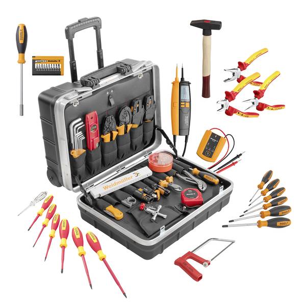 Offene schwarze Werkzeugtasche mit verschiedenen Handwerkzeugen, darunter Schraubendreher, Zangen, Schneidwerkzeuge, Universalmesser, Hammer, Multimeter und Handsäge auf weißem Hintergrund.