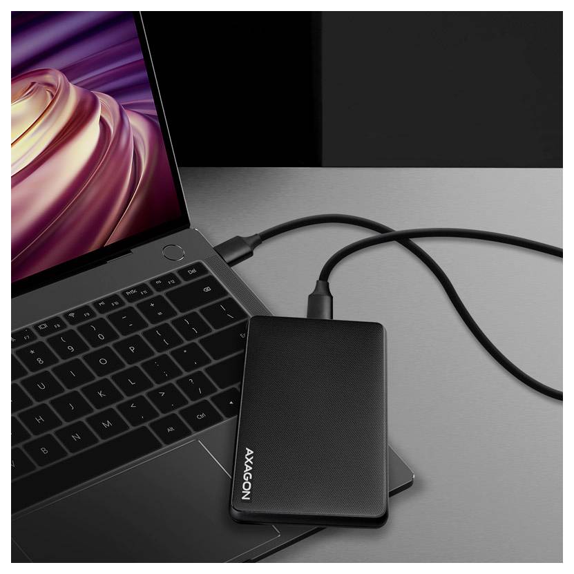 Schwarze Axagon SuperSpeed USB-Box für 2,5-Zoll-Festplatte/SSD, dargestellt mit einem schlanken Gehäuse oben und mit „SUPER SPEED