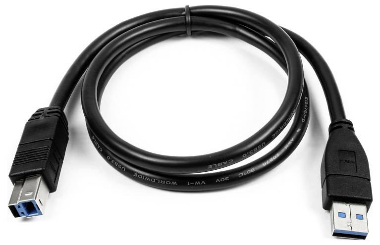 Schwarzes USB-3.0-Kabel mit Standard-USB-A-Stecker auf der einen Seite und USB-B-Stecker auf der anderen Seite, aufgerollt auf weißem Hintergrund.