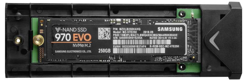 Samsung 970 EVO M.2 NVMe SSD in einem schwarzen Laufwerksgehäuse installiert, zeigt die interne Speicherkomponente und den Anschluss.