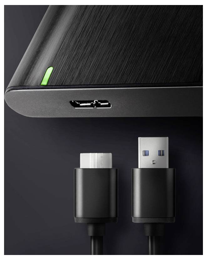 Nahaufnahme eines Geräts mit einem USB-C-Anschluss über einem Kabel, das zwei Stecker zeigt, einen USB-C und einen USB-A, auf dunklem Hintergrund.