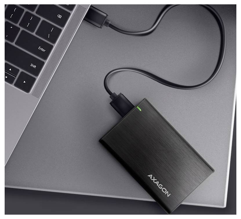 Laptop, der über ein USB-Kabel mit einem externen AXAGON-Laufwerk oder einer Dockingstation verbunden ist und eine Datenspeicher- oder Sicherungseinrichtung zeigt.