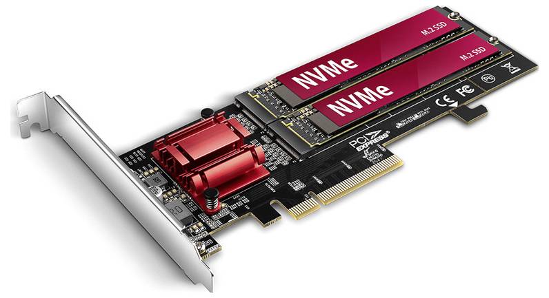 Dual-NVMe-PCIe-Erweiterungskarte mit zwei M.2-SSDs und einer silbernen Halterung zur Installation auf dem Desktop.