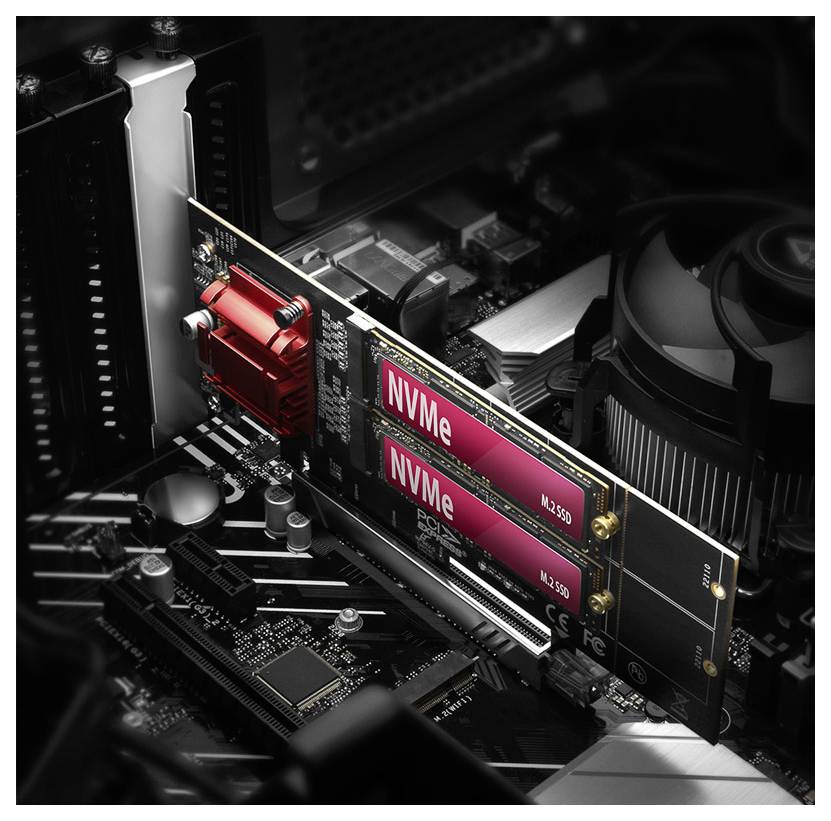 Nahaufnahme eines PC-Motherboards mit zwei installierten NVMe M.2-SSDs und einem schwarzen Grafikkarten-Kühlventilator in der Nähe.
