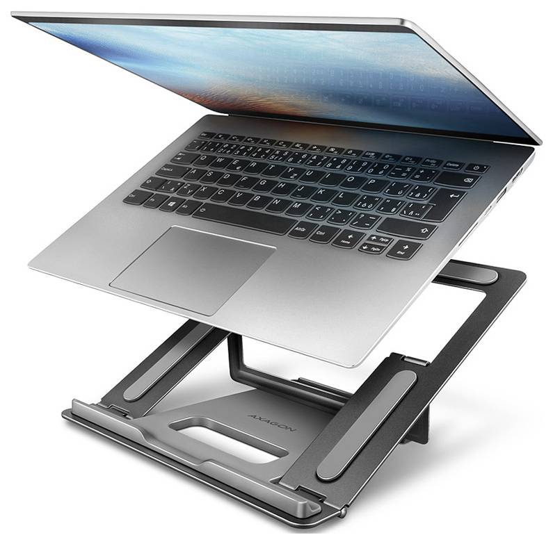 Laptop auf einem verstellbaren Metallständer geöffnet, in ergonomischem Winkel für Ansicht und Tippen positioniert.
