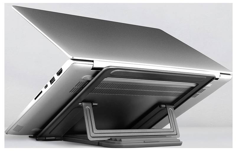 Offener Laptop-Computer in Schrägansicht, mit dem Bildschirm über die Tastatur eingeklappt und sichtbaren Lüftungsschlitzen der Basis.