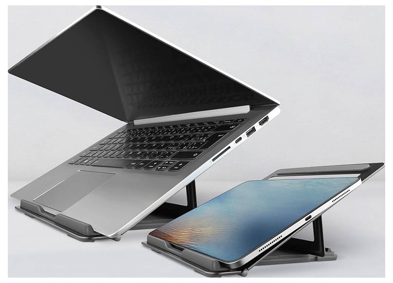 Zwei aufgeklappte Laptops nebeneinander in einem Studiobild gezeigt, einer mit angehobenen Bildschirm und einer flach ausgefahren, beide auf Stützständern.