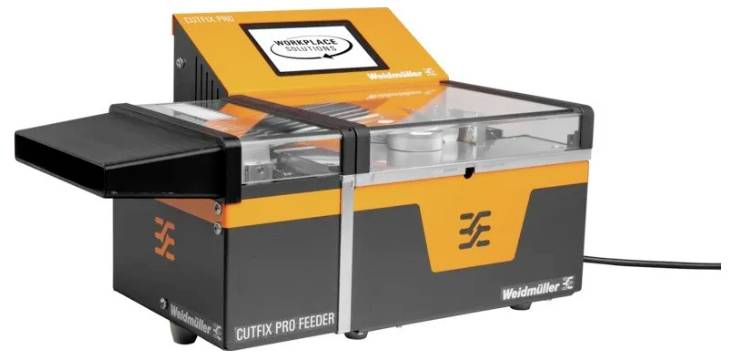Orange-schwarze CutFix Pro Feeder-Maschine mit transparenter Abdeckung oben und Seitenfach, dargestellt mit angeschlossenem Stromkabel.