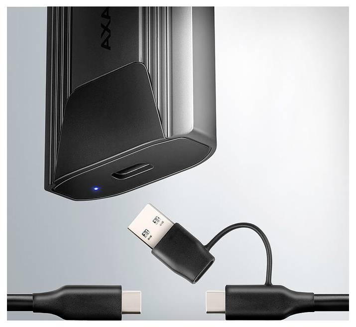 Nahaufnahme eines AXA-Geräts mit USB-C- und USB-A-Anschlüssen, das ein Lade-/Adapter-Setup mit einer blauen Anzeigelampe zeigt.