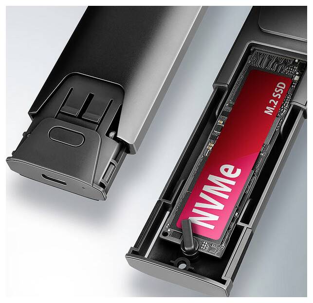 NVMe M.2 SSD-Laufwerk und Gehäusekomponenten offen gezeigt, wobei das installierte rote 