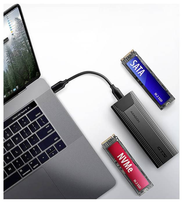 Laptop, das über ein Kabel mit einem externen tragbaren SSD-Gehäuse verbunden ist, mit separat abgebildeten SATA- und NVMe-M.2-SSDs daneben.