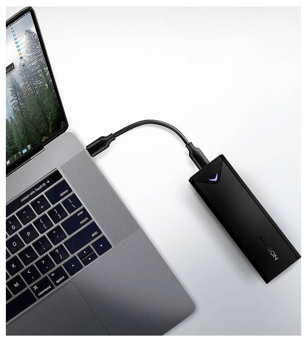 Laptop, der mit einem Kabel mit einem schwarzen externen NVMe-SSD-Gehäuse auf weißem Hintergrund verbunden ist.