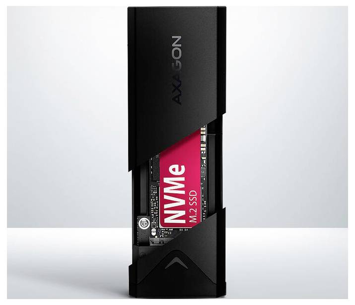 Schwarzes Adata M.2 SSD-Gehäuse mit einer installierten roten NVMe M.2 SSD, die durch die Öffnung sichtbar ist.