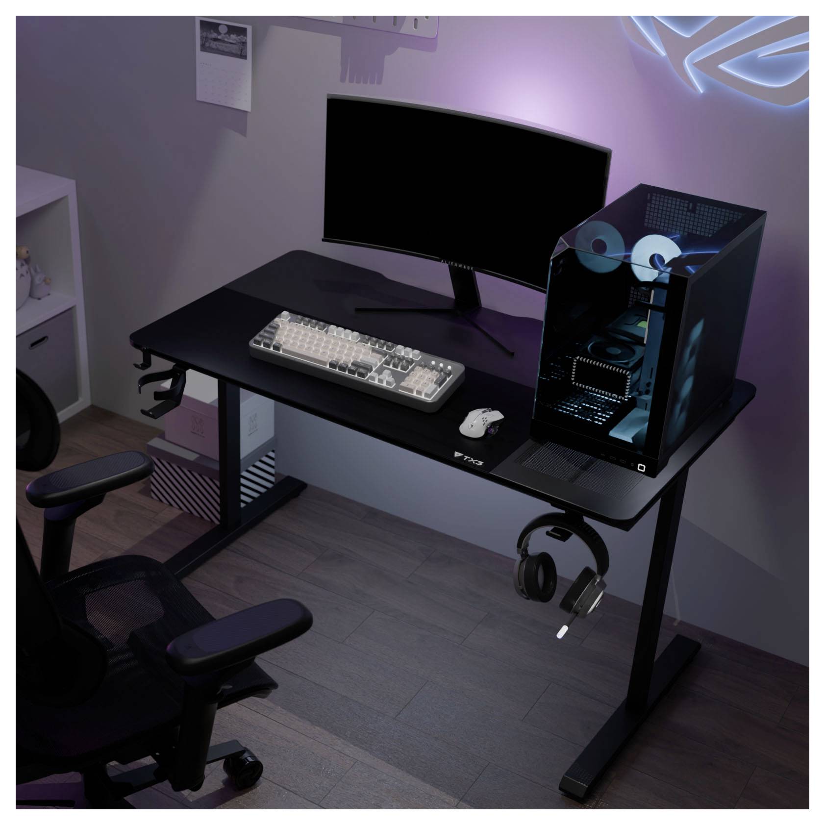 Gaming-Setup mit gebogenem Monitor, Tastatur, Maus, RGB-PC-Tower und Kopfhörern auf einem schwarzen Schreibtisch in einem schwach beleuchteten Raum.
