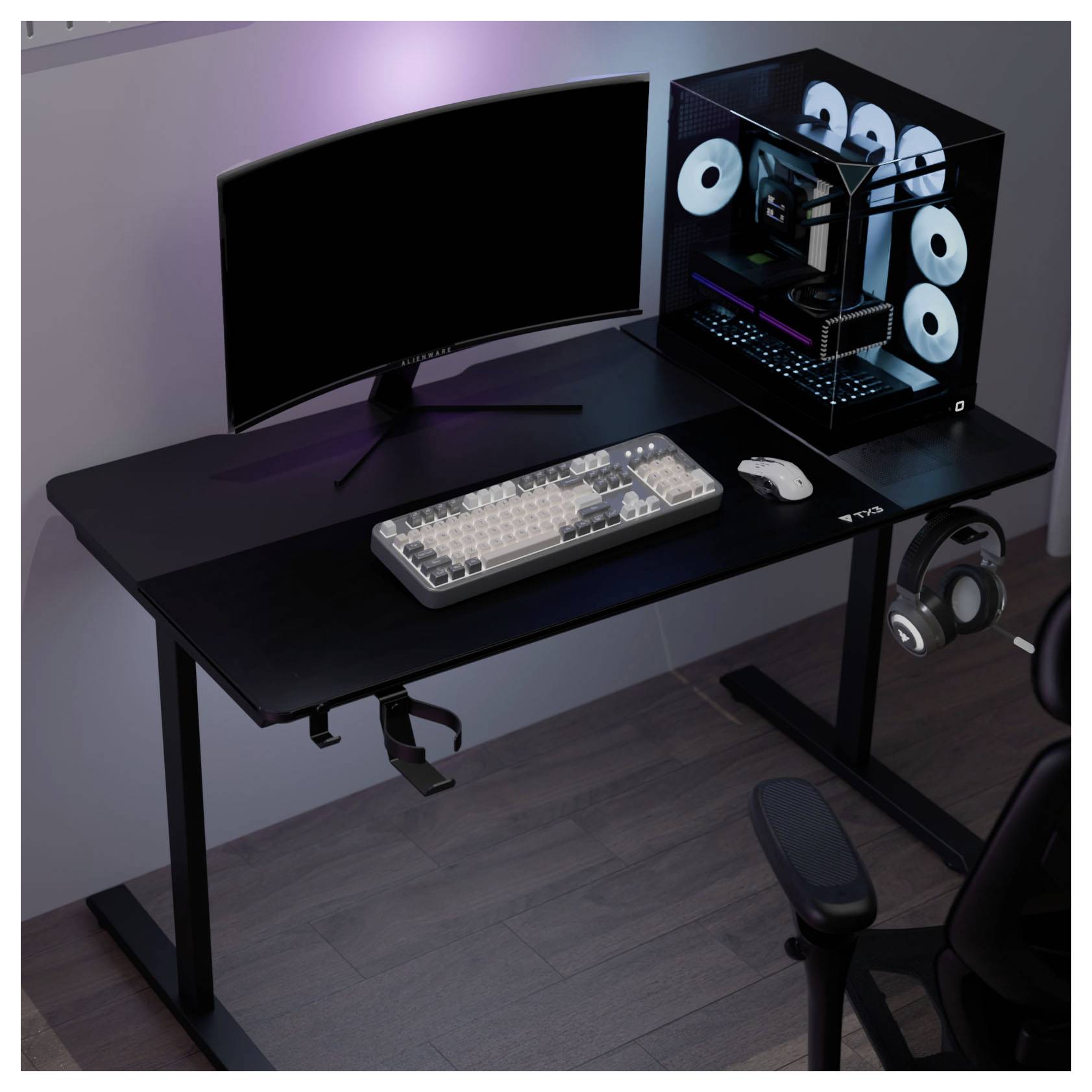 Minimales Gaming-Schreibtischaufbau mit gebogenem Monitor, hinterleuchtet Tastatur, Maus, RGB-PC-Tower, Kopfhörer und Stuhl in einem dunklen Raum.