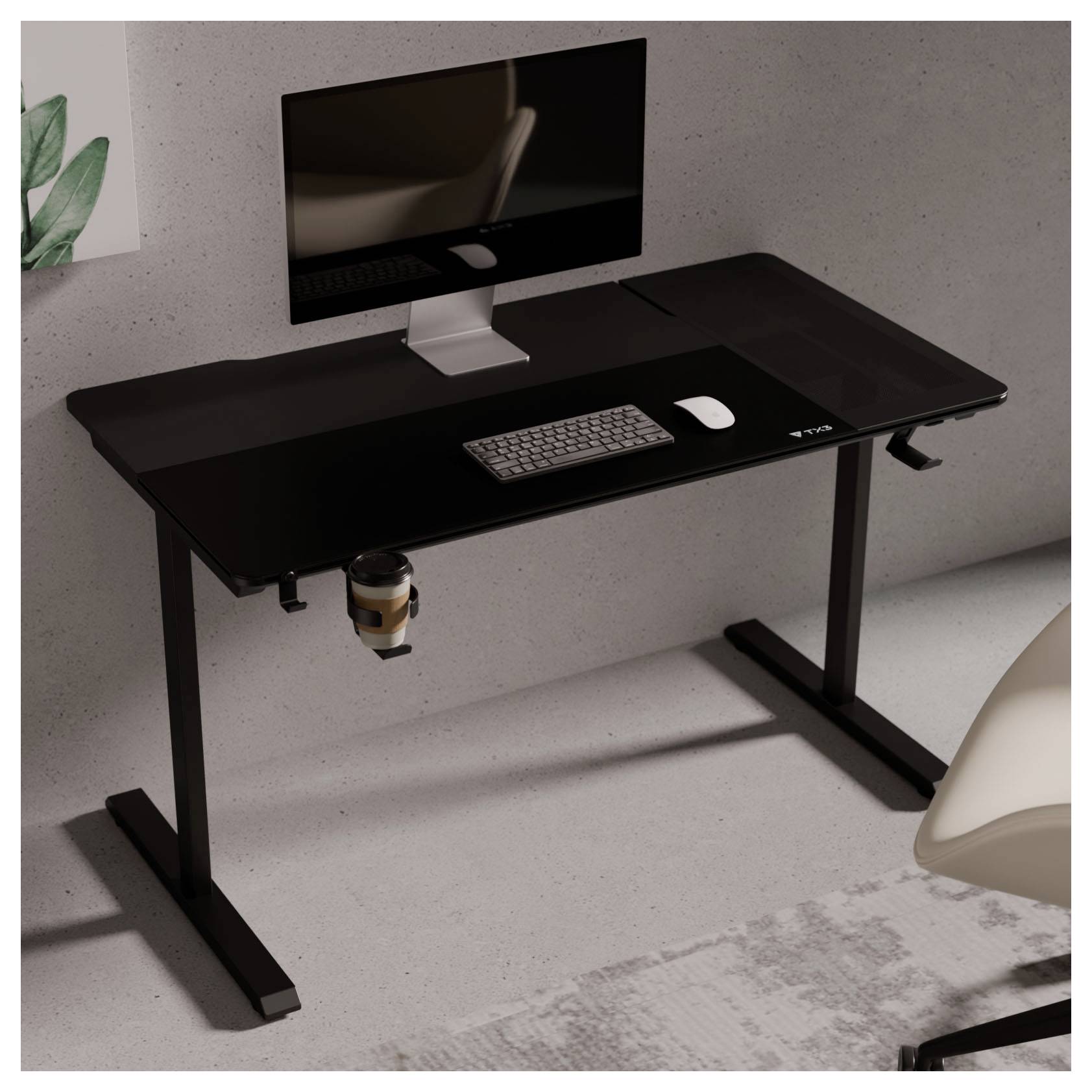 Moderner schwarzer Stehschreibtisch mit Monitor, Tastatur, Maus und Getränkehalter in einem minimalistischen Homeoffice.
