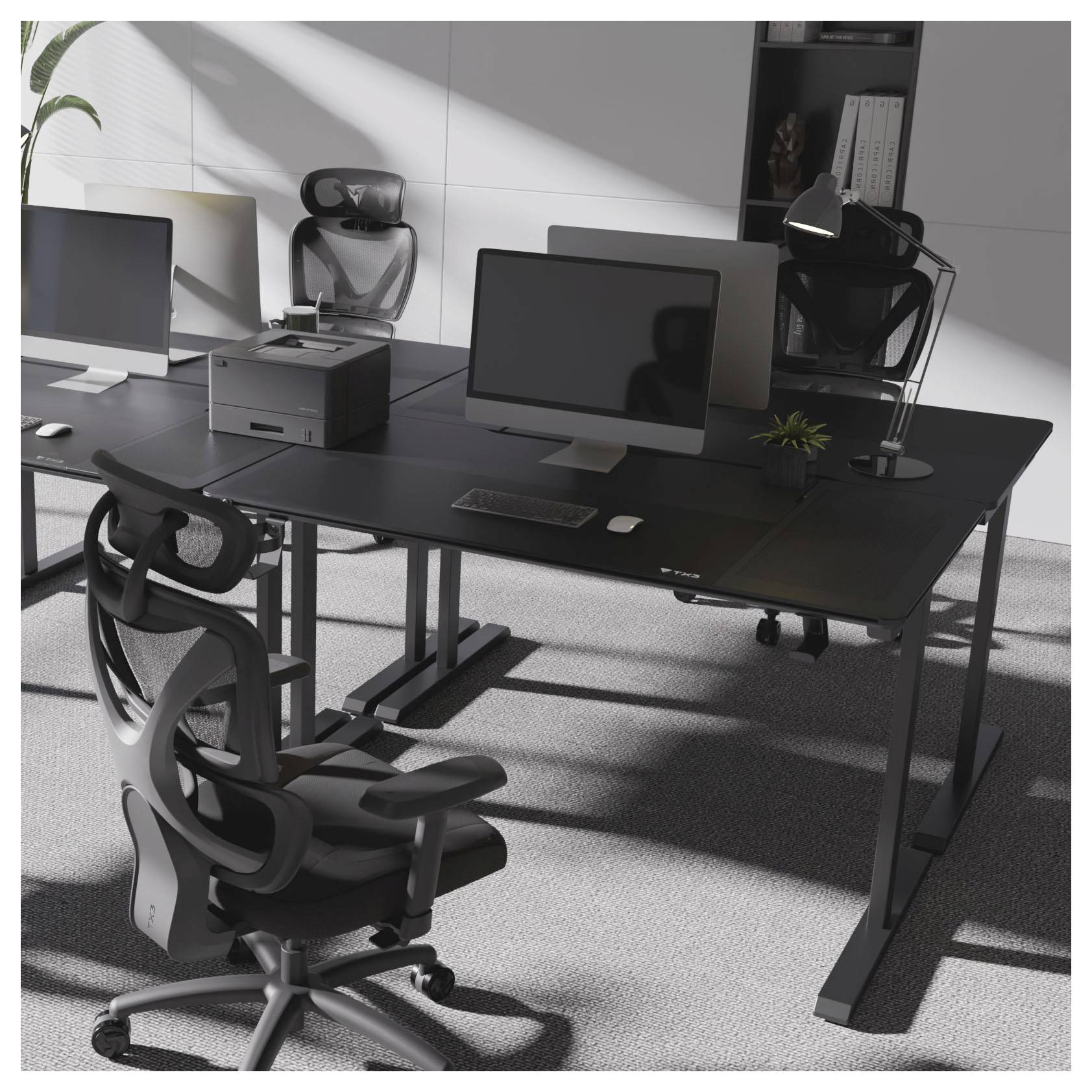 Moderner Büroarbeitsplatz mit drei Computermonitoren, Druckern und ergonomischen Stühlen an schwarzen Schreibtischen im hellen Sonnenlicht.